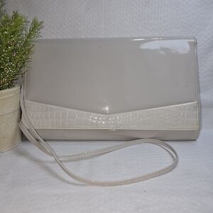VINTAGE PATENT LEATHER CROC EMBOSSED GRAY CROSSBODY PURSE FRONT DETAIL EUC